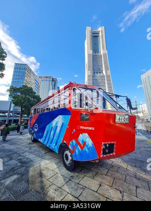 Die Yokohama Sky Duck, ein Amphibienfahrzeug, das als Bus an Land und als Boot auf dem Meer mit einer Hafenrundfahrt in Yokohama tourt. Stockfoto