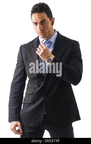 Eleganter Mann als Bodyguard oder Sicherheitsbeamter, mit Ohrhörern, isoliert auf weiß Stockfoto