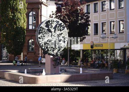 Worms, Deutschland - 13. Oktober 2018: Die Skulptur Rad des Schicksals des Künstlers Gustav Nonnenmacher auf dem Obermarkt am 13. Oktober 2018 in Worms Stockfoto