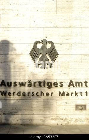 Berlin, Deutschland - 10. Mai 2016: Eingang des Auswärtigen Amtes in den Berliner Regierungsbezirk mit Schriftzug und Bundesadler auf t Stockfoto