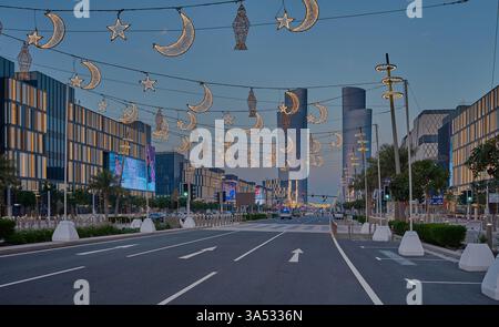 Lusail Boulevard in Lusail City, Katar während des Ramadan mit beleuchteter Dekoration und den vier Lusail Türmen Stockfoto