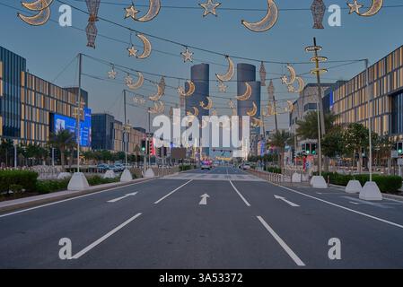 Lusail Boulevard in Lusail City, Katar während des Ramadan mit beleuchteter Dekoration und den vier Lusail Türmen Stockfoto