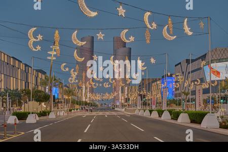 Lusail Boulevard in Lusail City, Katar während des Ramadan mit beleuchteter Dekoration und den vier Lusail Türmen Stockfoto