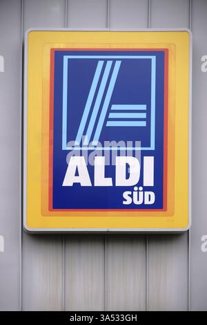 Mainz - 16. Juli 2017: Das beleuchtete Betriebszeichen des Lebensmitteldiskonters Aldi verklagte am 16. Juli 2017 in Ma an der Zinnfassade eines Lebensmittelmarktes Stockfoto