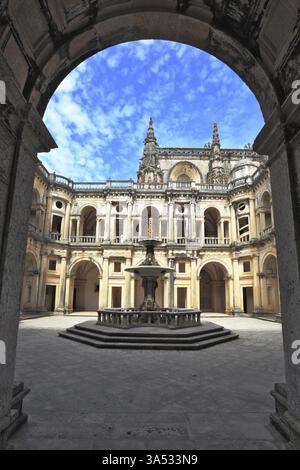 Gut erhaltene Burg - Palast der Templer. Hof von Galerien umgeben. In der Mitte - ein Brunnen mit einem Pool in der Form einer CRO Stockfoto