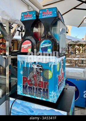 Polar Krush Slush Maschine in Playa de las Américas. Arona, Teneriffa, Kanarische Inseln, Spanien. Februar 2025. Stockfoto