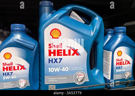 Bobruisk, Weißrussland - 8. März 2025: Bunte Behälter mit Motoröl sitzen ordentlich in einem Verkaufsregal angeordnet und zeigen die Bedeutung des Motors Stockfoto