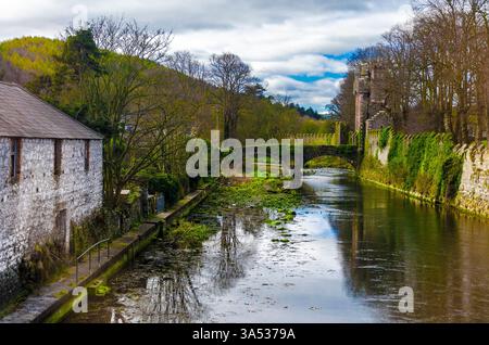 Malerischer Blick auf den Fluss mit antiker Steinbrücke über den Fluss Stockfoto