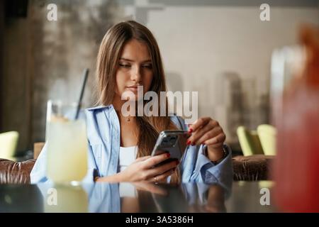 Die schöne junge Frau ist im Restaurant. Stockfoto