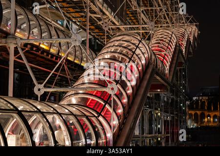 View of the outside escalator of the Centre Pompidou at night, a major attraction in Paris, known for its unique design and modern art collection Stockfoto