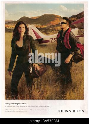 2010 Bono und Ali Hewson in einer Louis Vuitton „Core Values“-Kampagne, fotografiert von Annie Leibovitz. Das Paar trug Kleidung von seiner ethischen Modemarke Edun, wobei Ali Hewson eine Louis Vuitton Tasche trug, die zusammen mit Edun entworfen wurde. Der Slogan für die Kampagne lautet: "Jede Reise beginnt in Afrika, Stockfoto