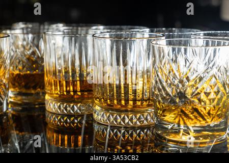 Ein köstliches alkoholisches oder alkoholfreies Erfrischungsgetränk der Elite, serviert in klaren Gläsern auf einem Buffettisch Stockfoto
