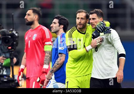 Mailand, Italien. März 2025. Fußball: Nationalliga A, Italien - Deutschland, Play-off-Runde, Viertelfinale, erstes Leg, Stadio Giuseppe Meazza, deutscher Spieler Leon Goretzka (r) und Torhüter Oliver Baumann (2. von rechts) jubeln nach dem Sieg neben den italienischen Spielern Sandro TONALi (2. von links) und Torhüter Gianluigi Donnarumma. Quelle: Federico Gambarini/dpa/Alamy Live News Stockfoto