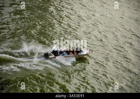 Passagiere fahren auf Schnellbooten entlang der Shimulia-Jajira-Route in Bangladesch über den Padma River. Stockfoto