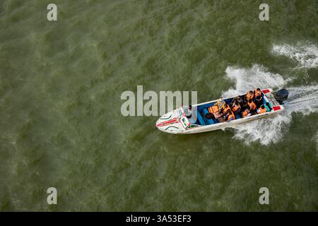 Passagiere fahren auf Schnellbooten entlang der Shimulia-Jajira-Route in Bangladesch über den Padma River. Stockfoto