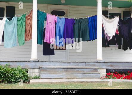 Die Amish; oder Plain People; einfache Kleidung hängen - Wäsche zum Trocknen an der Luft; Lancaster County; Pennsylvania; USA Stockfoto