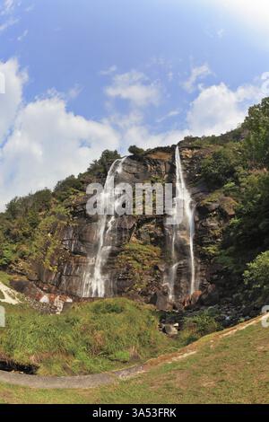 Twin Falls in den Bergen Norditaliens. Wanderwege in den Bergen sind einfach und angenehm zu Fuß. Foto: Fischaugenlinse Stockfoto
