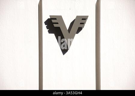 Worms, Deutschland - 13. Oktober 2018: Das Volksbank-Logo wirft am 13. Oktober 2018 in Worms, Deutschland, Europ, einen Schatten auf die Fassade eines Finanzgebäudes Stockfoto