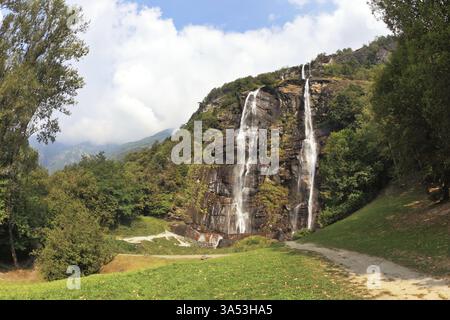 Twin Falls in den Bergen Norditaliens. Wanderwege in den Bergen sind einfach und angenehm zu Fuß. Foto: Fischaugenlinse Stockfoto