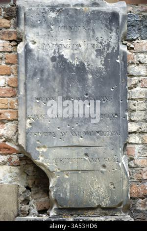 Berlin, Deutschland - 21. Juni 2016: Eine alte abgenutzte und fast zerstörte Gedenktafel an einer Mauer der Nikolaikirche im Nikolaiviertel am 21. Juni 2016 Stockfoto