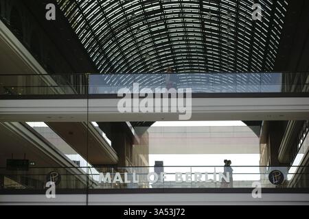 Berlin, Deutschland - 21. Juni 2016: Gäste und Besucher gehen am 21. Juni 2016 über zwei Brücken mit Glasgeländer im Einkaufszentrum Mall of Berlin Stockfoto