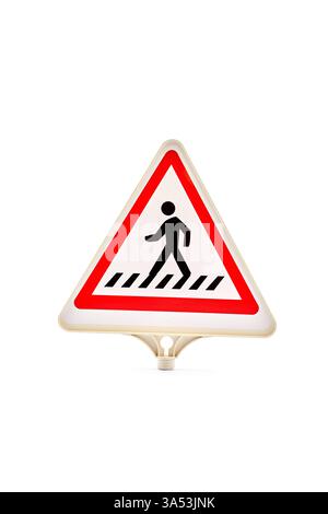 Warnschild für Fußgängerüberquerung mit Hinweis auf Vorsicht erforderlich für die Sicherheit auf stark befahrenen Straßen und Gehwegen, um eine sichere Navigation für alle Fußgänger zu fördern Stockfoto