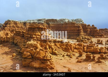 USA. Lustige Pilze aus rotbraunem Sandstein. Hoodoo - hohe dünne geologische Formationen. Der malerische Utah State Park Goblin Valley. Das Konzept des aktiven, in Stockfoto