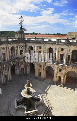 Gut erhaltene Burg - Palast der Templer. Hof von Galerien umgeben. In der Mitte - ein Brunnen mit einem Pool in der Form einer CRO Stockfoto
