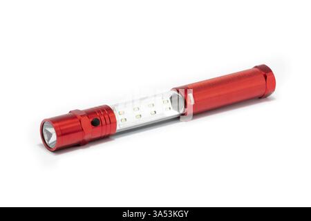 Helle rote LED-Taschenlampe mit langlebigem Aluminiumaufbau und vielseitigem Design für den Einsatz im Freien und Notfallsituationen, perfekt für Camping, Wandern und Stockfoto