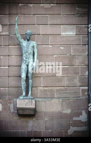 Frankfurt, Deutschland - 05. Januar 2017: Die Skulptur zum 25. Todestag des Ersten Reichspräsidenten Friedrich Ebert auf t Stockfoto