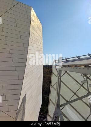 France île de France Paris : Effet d'optique la Tour Eiffel Miniatur entre deux murs de la fondation Louis Vuitton Stockfoto