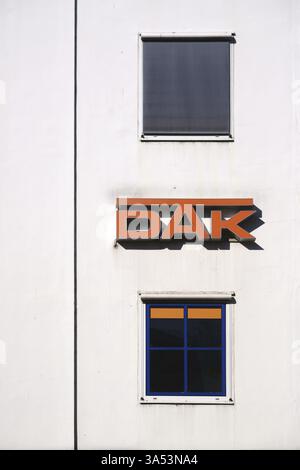 Worms, Deutschland - 13. Oktober 2018: Das DAK-Krankenversicherungslogo an der Fassade eines Büro- und Geschäftshauses in Worms am 13. Oktober 201 Stockfoto