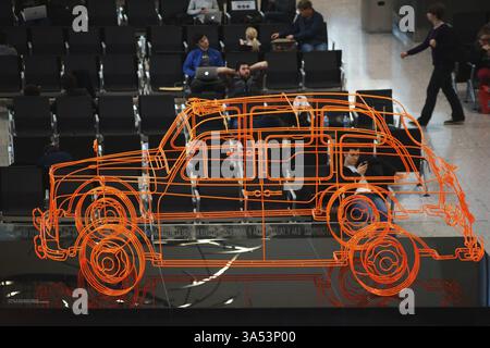 London, Vereinigtes Königreich - 20. Dezember 2015: Das Transitgebiet des London Heathrow Airport mit der Skulptur The London Taxi von Benedict Radcliffe am 20. Dezember Stockfoto