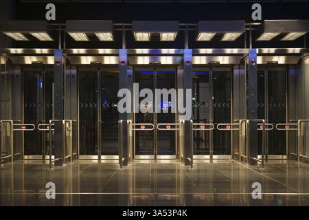 Frankfurt, Deutschland - 29. Dezember 2015: Die sicheren Check-out-Schalter mit Glasschiebetüren am Flughafen Frankfurt am 29. Dezember 2015 in Frankfurt Stockfoto