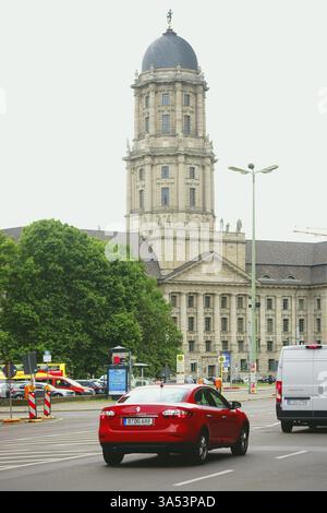 Berlin, Deutschland - 21. Juni 2016: Straßenverkehr auf der Spandauer Straße am Molkenmarkt direkt vor dem Alten Stadthaus am 21. Juni 2016 in Berlin Stockfoto