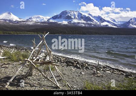 Rituelle indianischen Bau aus weißem Holz Ast an der kalten Bergsee Stockfoto