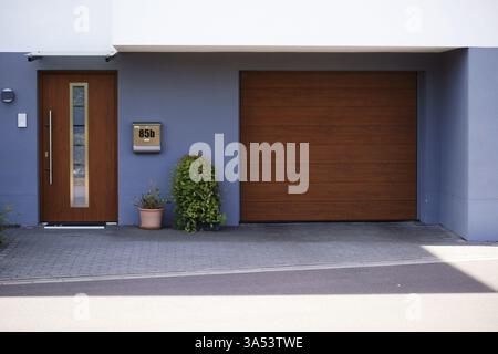 Die Holztür und Garagentür eines modernen Reihenhauses Stockfoto