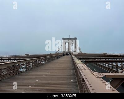 New York, Usa. 30. März 2025. Dicker Nebel bedeckt die Skyline von New York City von der Brooklyn Bridge in New York City aus. Quelle: Ryan Rahman/Alamy Live News Stockfoto