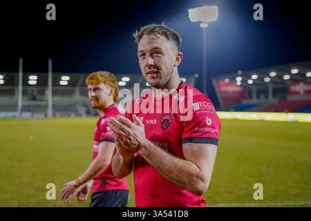 Salford, Manchester, Großbritannien. März 2025. Betfred Super League Rugby: Salford Red Devils gegen Huddersfield Giants im Salford Community Stadium. Ryan Brierley von Salford Red Devils schlägt die Fans nach dem Spiel. Dank James Giblin Stockfoto