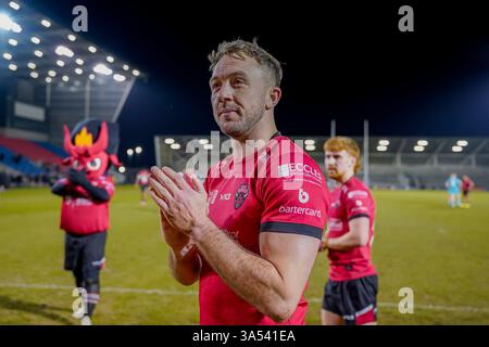 Salford, Manchester, Großbritannien. März 2025. Betfred Super League Rugby: Salford Red Devils gegen Huddersfield Giants im Salford Community Stadium. Ryan Brierley von Salford Red Devils schlägt die Fans nach dem Spiel. Dank James Giblin Stockfoto