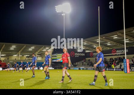 Salford, Manchester, Großbritannien. März 2025. Betfred Super League Rugby: Salford Red Devils gegen Huddersfield Giants im Salford Community Stadium. Das Salford Team wärmt sich vor dem Spiel auf. Dank James Giblin Stockfoto