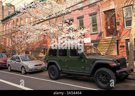 New York City, USA - 31. März 2024: 2021 Jeep Wrangler Unlimited Rubicon 392 in einer Reihe geparkt, Seitenansicht Stockfoto