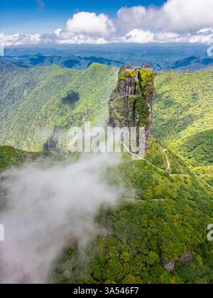 Panoramablick auf den Fanjingshan Berg mit Blick auf den Fanjing Berg und den neuen goldenen Gipfel mit buddhistischem Tempel auf der Spitze in Guizhou China Stockfoto