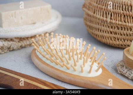 Natürliche Haarpflege-Essentials auf einer wohltuenden Tischauflage Stockfoto