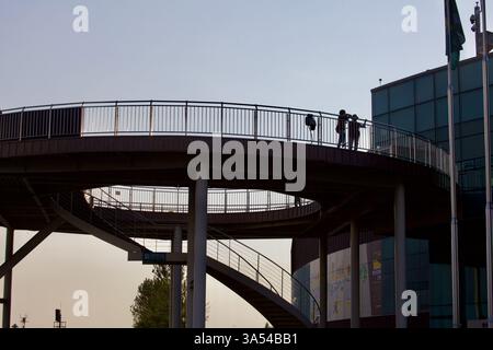 Gwangju, Südkorea - 24. September 2020: Besucher stehen auf der runden Aussichtsplattform im Yeongsangang River Cultural Center und nehmen an Stockfoto