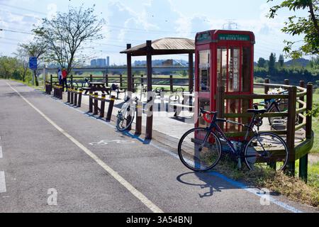 Gwangju City, Südkorea - 24. September 2020: Ein Rastplatz entlang des Yeongsangang Bike Path umfasst das Damyang Bamboo Forest Certification Center, Stockfoto