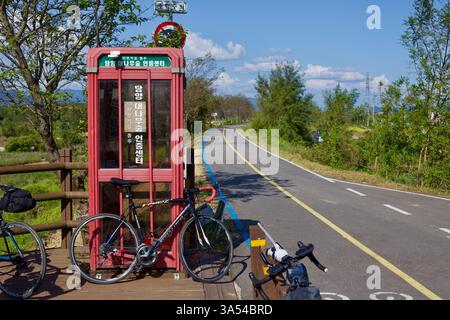 Gwangju City, Südkorea - 24. September 2020: Radfahrer halten am Damyang Bamboo Forest Certification Center entlang des Yeongsangang Bike Path zur St. Stockfoto