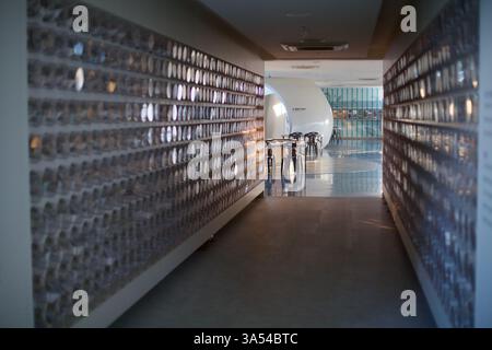 Gwangju, Südkorea - 24. September 2020: Ein Flur im Yeongsangang River Cultural Center führt zu einem Ausstellungsraum mit moderner Designelie Stockfoto