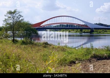 Gwangju City, Südkorea – 24. September 2020: Die Jiya Bridge, eine elegante Bogenbrücke, die 2010 fertiggestellt wurde, überspannt den Yeongsan River. Sein modernes Design und Stockfoto