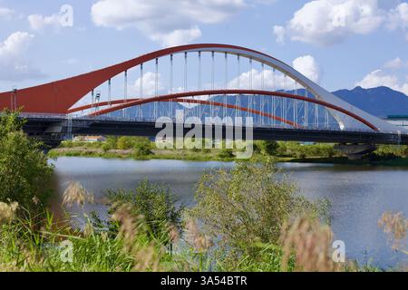 Gwangju City, Südkorea - 24. September 2020: Ein Blick aus nächster Nähe auf die Jiya-Brücke, die den Yeongsan River überspannt, mit ihrem markanten Bogendesign, umrahmt von Stockfoto